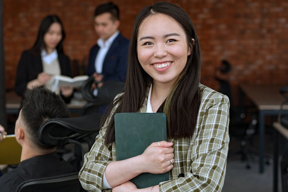 Menedżerka prowadząca spotkanie biznesowe w nowoczesnym biurze.